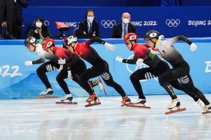 三选手勠力同心助中国包揽北京冬奥会短道速滑男子1000米金银牌