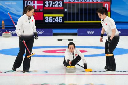 北京冬奥会冰壶女子循环赛首轮 中国不敌丹麦