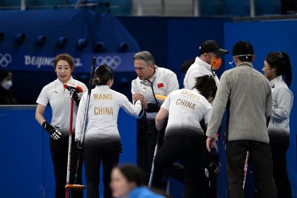 北京冬奥会女子冰壶循环赛第五轮 中国队击败瑞典队