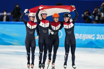 荷兰队获北京冬奥会短道速滑女子3000米接力金牌
