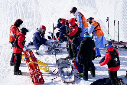 冬奥会一名选手受伤 现场医疗队及时施救