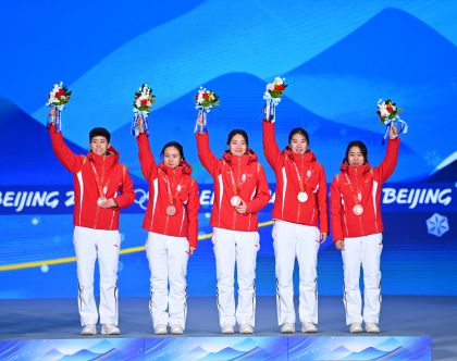 北京冬奥会短道速滑女子3000米接力颁奖仪式
