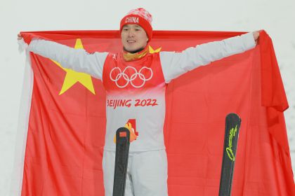 齐广璞在冬奥会自由式滑雪男子空中技巧颁发纪念品仪式上