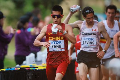 田径世锦赛男子马拉松比赛 中国三位选手顺利完赛