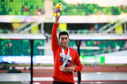 田径世锦赛男子三级跳远颁奖仪式 朱亚明夺得铜牌