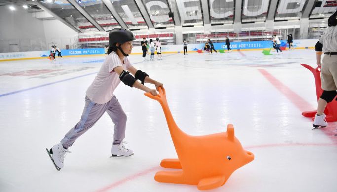 北京市民“冰立方”体验快乐滑冰