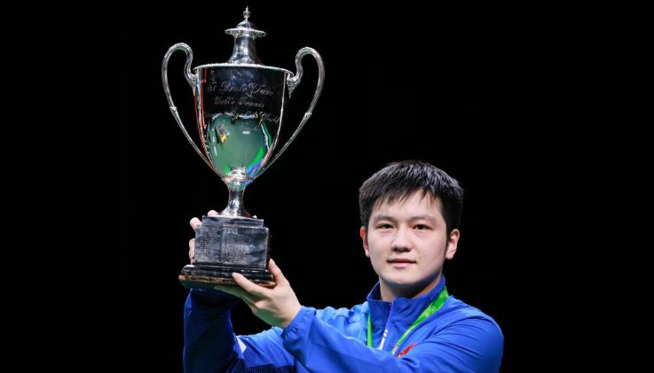 世乒赛男单颁奖仪式 樊振东举起圣-勃莱德杯