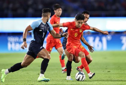 杭州亚运会男子足球小组赛A组 中国5比1击败印度
