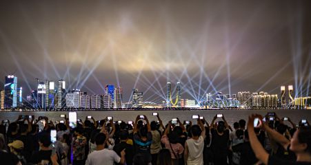 游客们汇聚钱塘江畔欣赏杭州城市阳台灯光秀