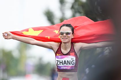杭州亚运会田径女子马拉松决赛 张德顺获得银牌