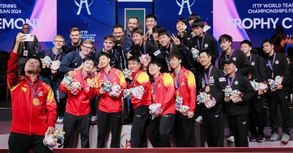 图为中国队、法国队、韩国队和中国台北队在颁奖仪式上合影。（中国体育图片 鹿麟 摄）